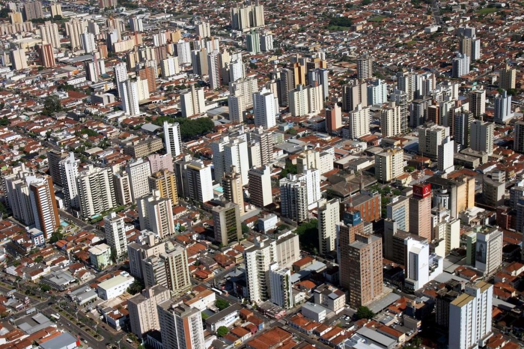 Prédios comerciais estão em alta em São José do Rio Preto, SP